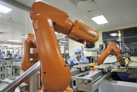 โรงงานอุตสาหกรรมที่นำนวัตกรรมหุ่นยนต์มาใช้ในกระบวนการผลิตได้อย่างมีประสิทธิภาพ
