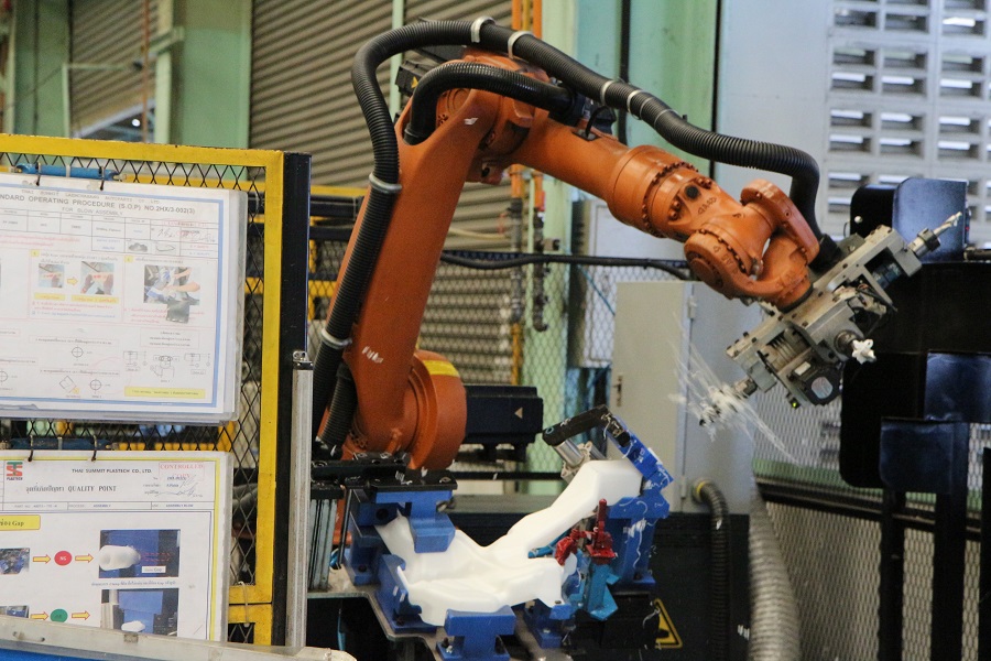 ไทยซัมมิท พัฒนาหุ่นยนต์รับอุตสาหกรรม 4.0 เตรียมพร้อมรอความชัดเจน EEC