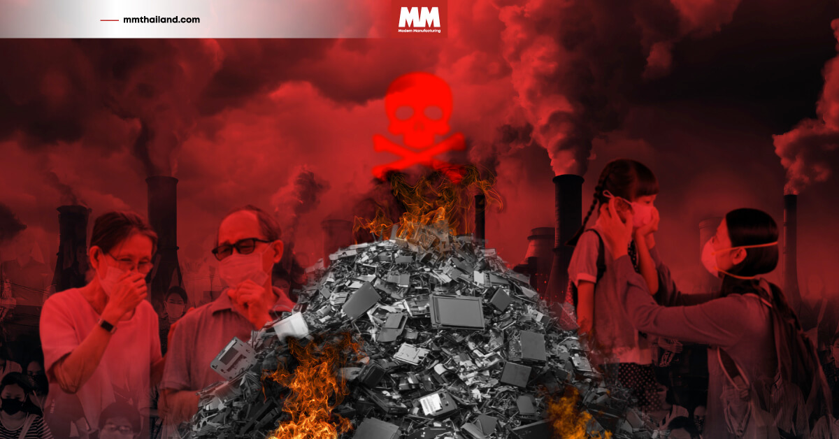 กองขยะอิเล็กทรอนิกส์ลุกไหม้พร้อมสัญลักษณ์อันตราย ท่ามกลางควันพิษจากโรงงานอุตสาหกรรมและผู้คนที่สวมหน้ากากป้องกันมลพิษ แสดงให้เห็นถึงผลกระทบของฝุ่นแดงและขยะพิษต่อสิ่งแวดล้อมและสุขภาพประชาชน