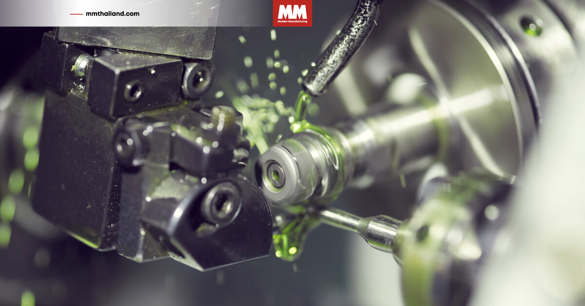 รูปกระบวนการตัดเฉือน และมีน้ำมันหล่อลื่นลาดบนชิ้นงานตลอด น้ำมันสีเขียวสื่อถึงการเป็นมิตรต่อสิ่งแวดล้อม