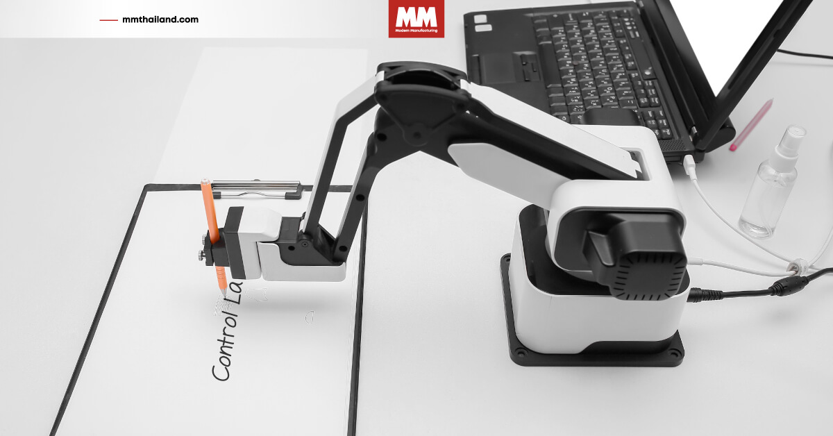 แขนกลที่กำลังเขียนข้อความ Control Low